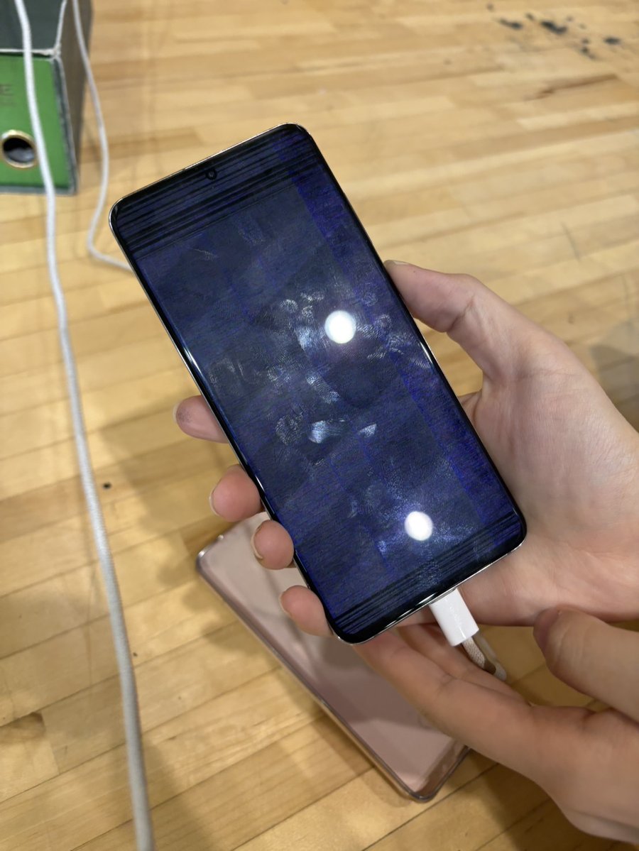 横線が広がって表示が読めなくなったスマートフォンの画面